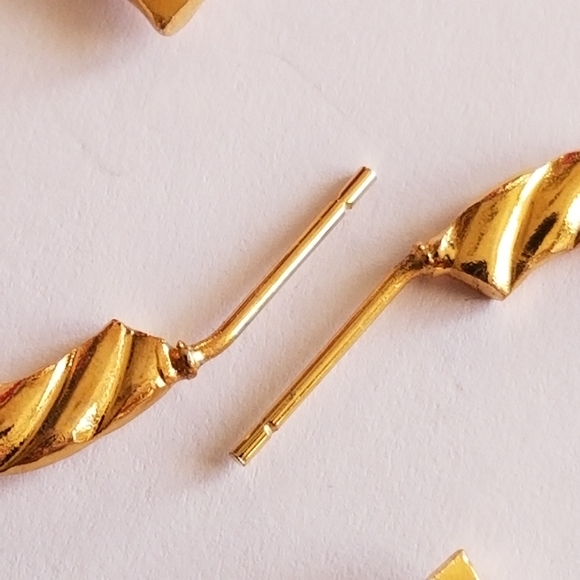 Relisted - Hoop earrings gold tone metal ribbed twist pierced post backs - Picture 8 of 8